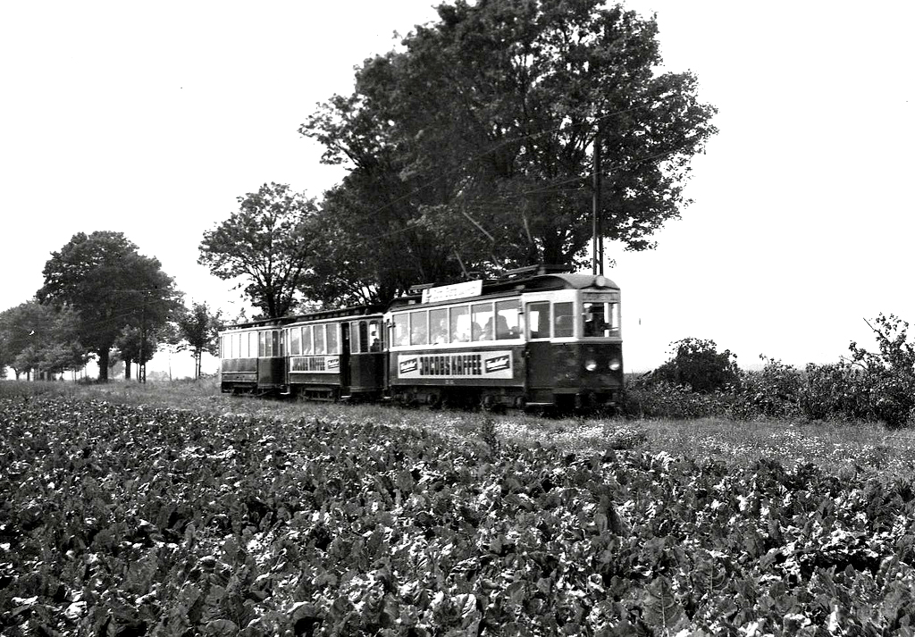 Schmalspur- Straßenbahn (von Merken kommend kurz vor Pommenich)